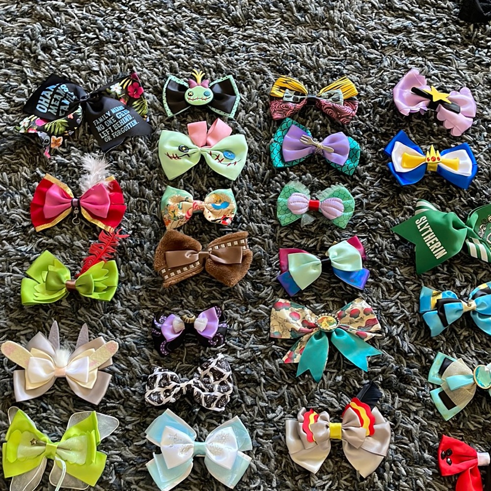 24 Hairbow accessories (20 Disney/4 other)